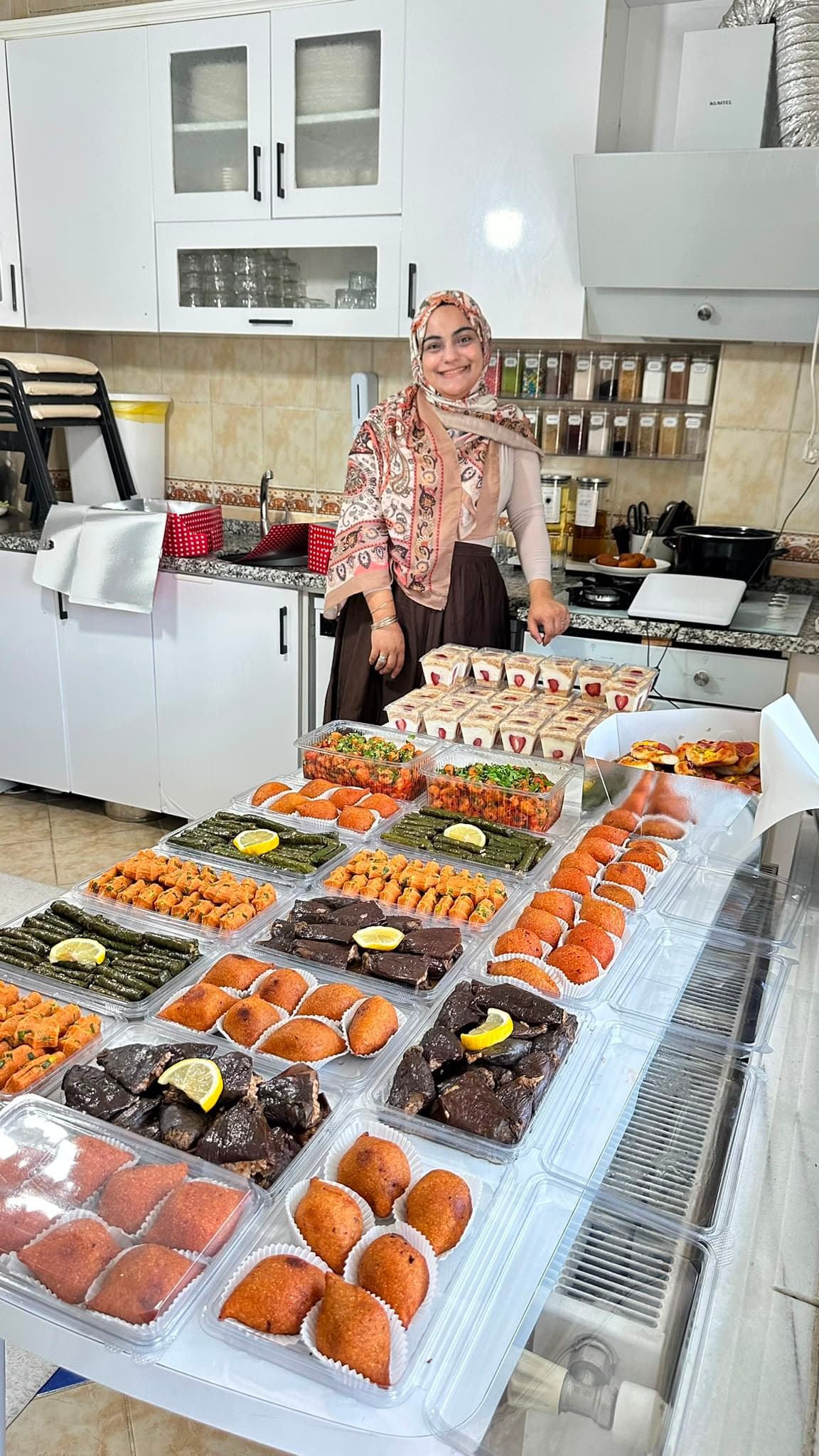 Lezzet Kutusu mutfağında, tepsilere dizilmiş ev yapımı içli köfte, sarma ve tatlılarla hazırlanmış sipariş masası