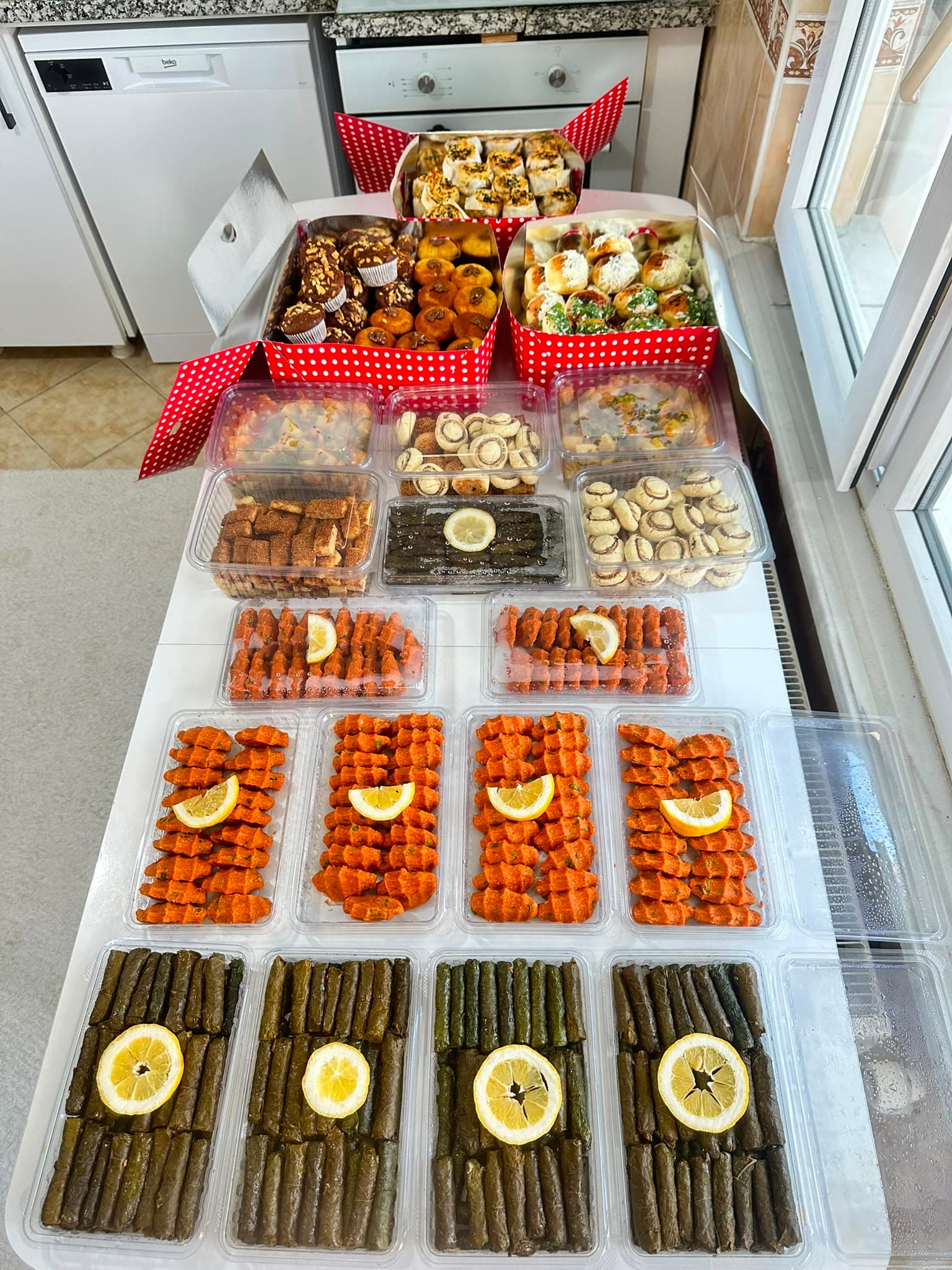 Hediye kutuları, yaprak sarma ve hamur işleriyle hazırlanmış sipariş masası