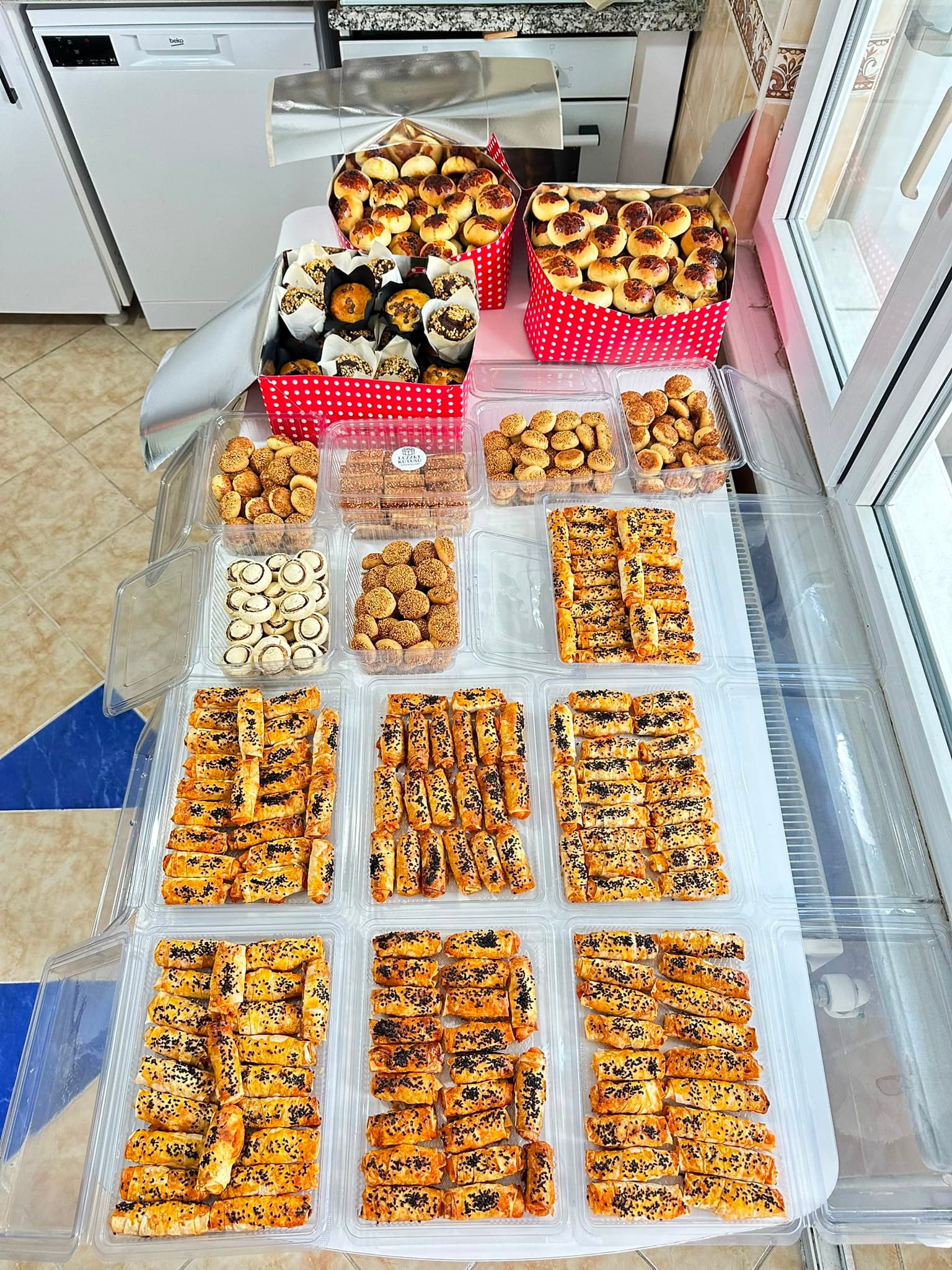 Börek, kurabiye ve ikramlıklarla dolu tepsiler