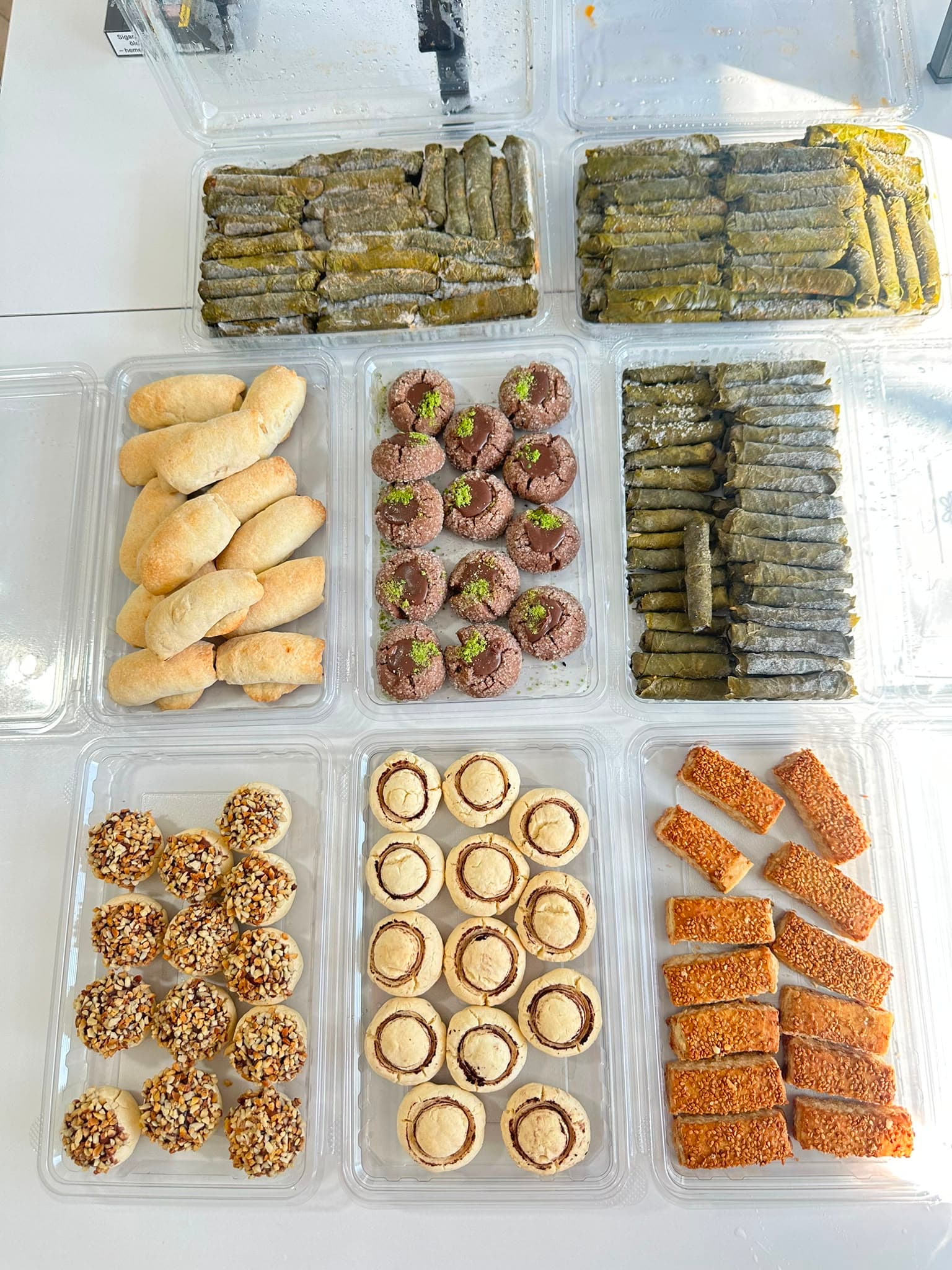 Yukarıdan görünüm: yaprak sarma, açma, kurabiye ve tatlı kutuları